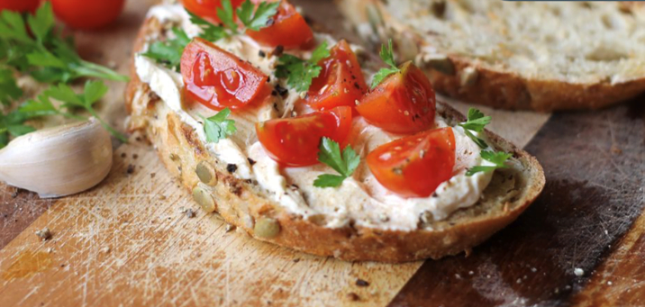 بروسکاتای ایتالیایی همراه با پنیر و گوجه فرنگی